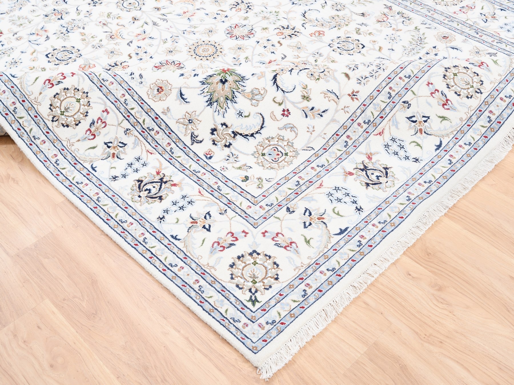Traditional Rugs LUV565200